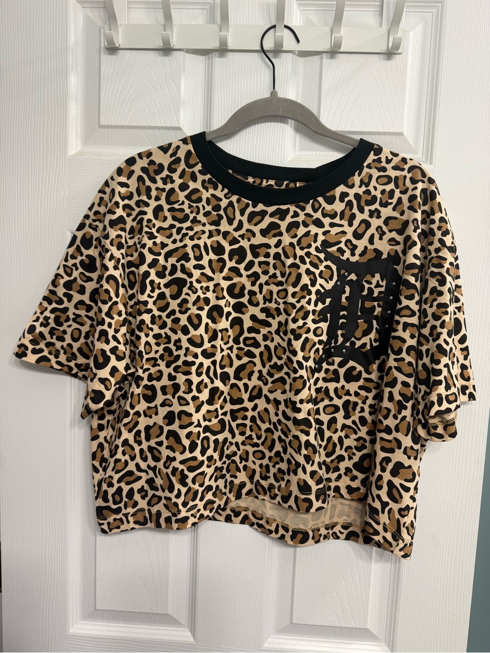New Era Detroit Tigers Leopard Print Tee in Tan and Black